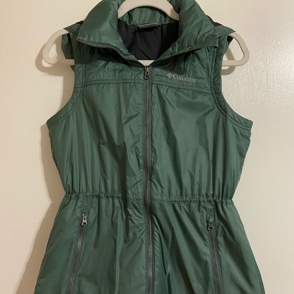 Women’s Columbia green hooded vest